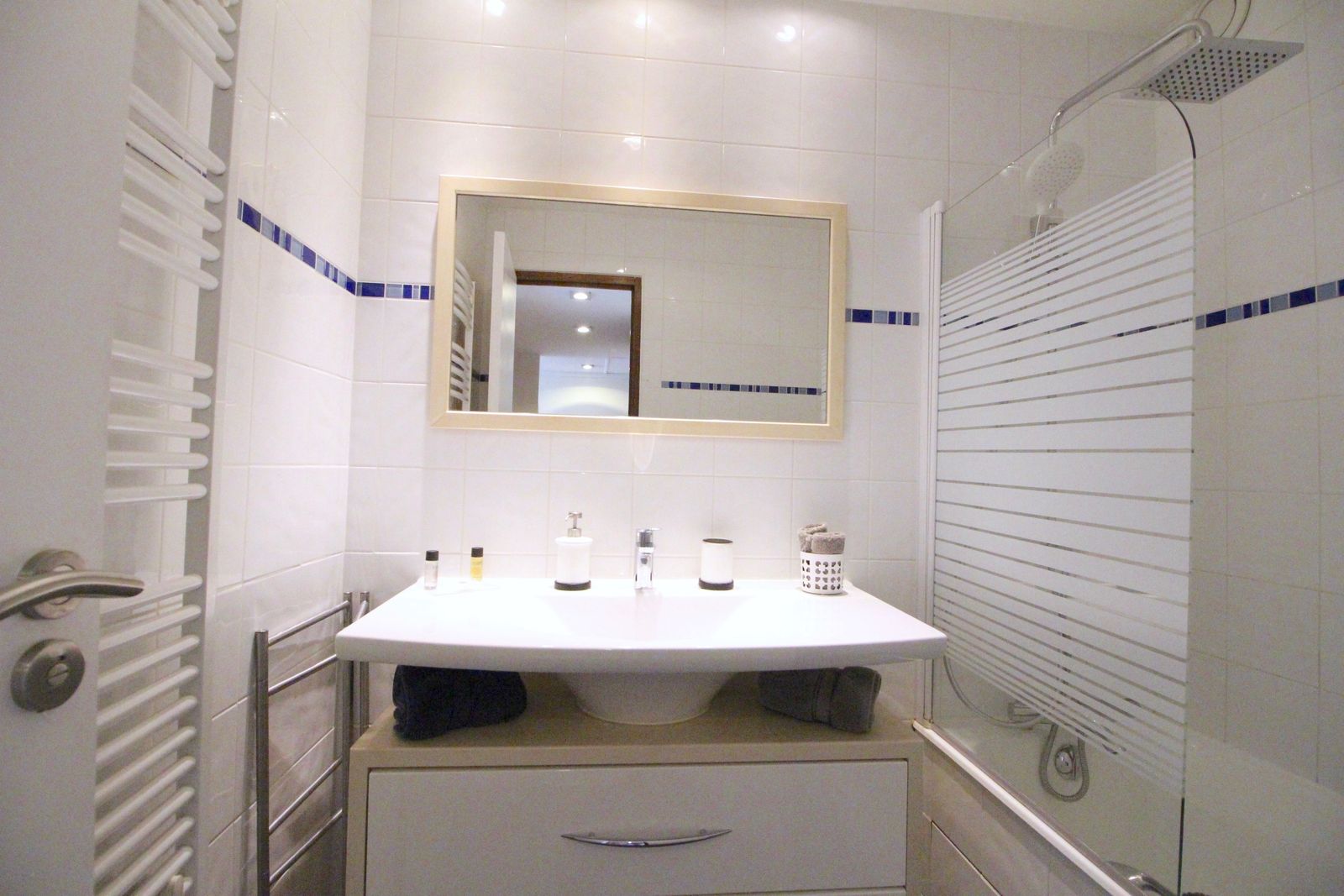 Salle de bain avec mosaïque bleue et baignoire