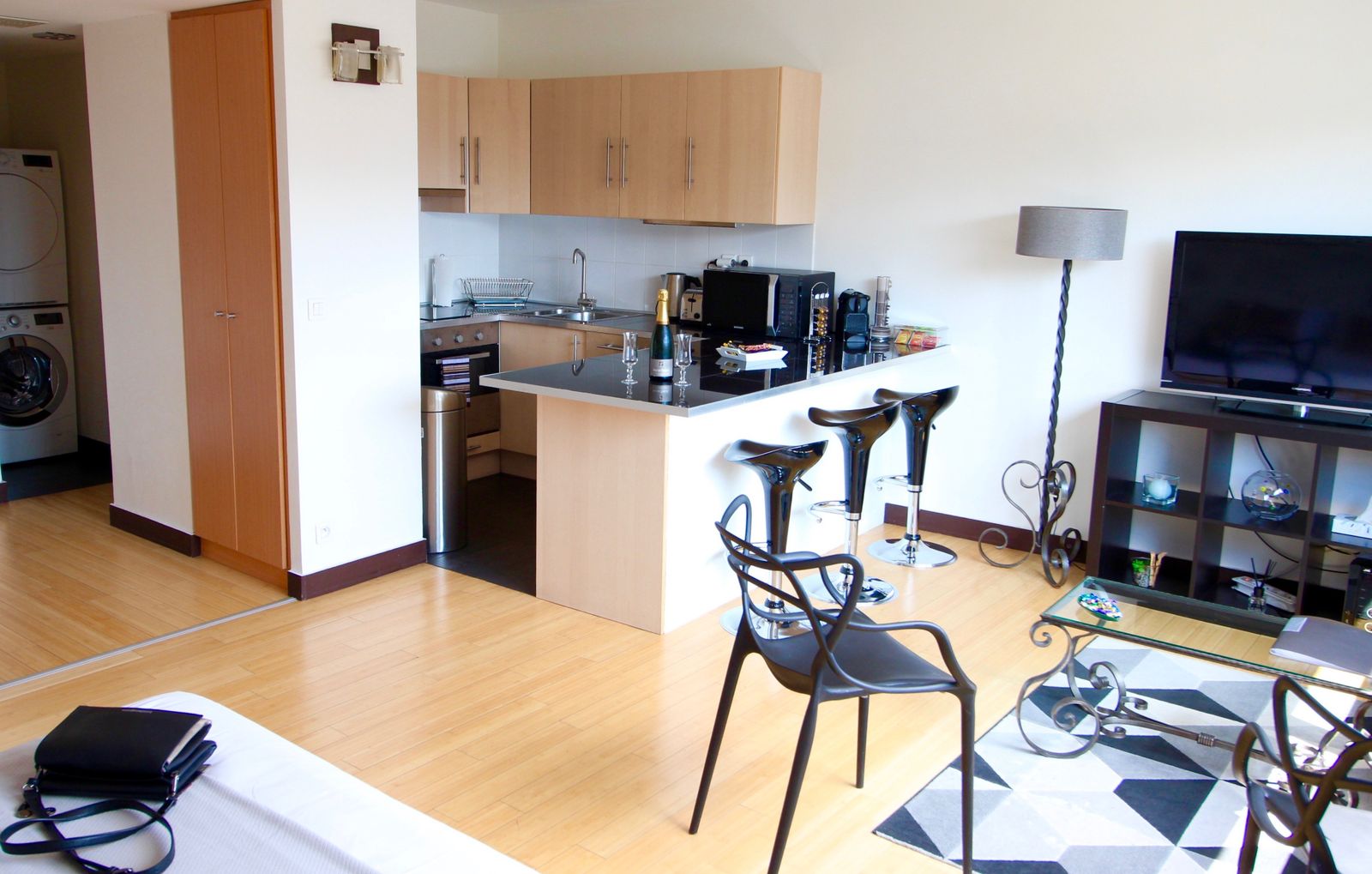 Bar cuisine avec tabourets, TV et salon