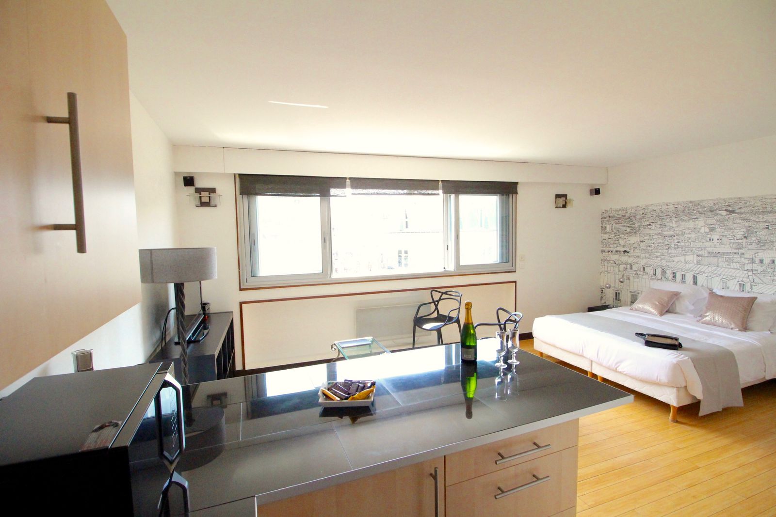 Vue de la cuisine vers le lit et la fenêtre