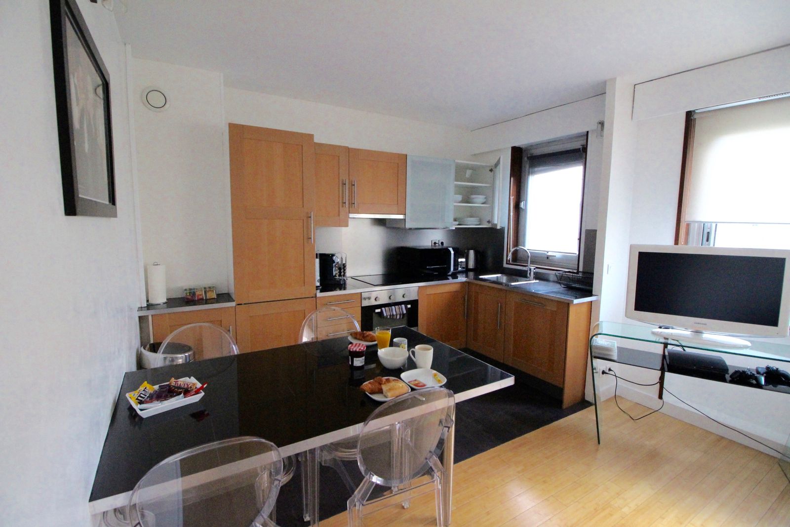 Cuisine ouverte avec meubles bois et table noire