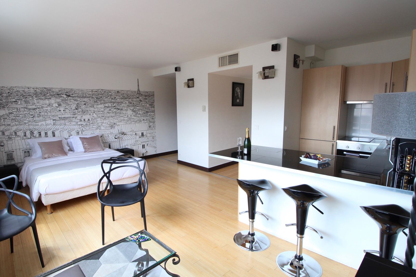 Fresque de Paris au-dessus du lit avec bar cuisine