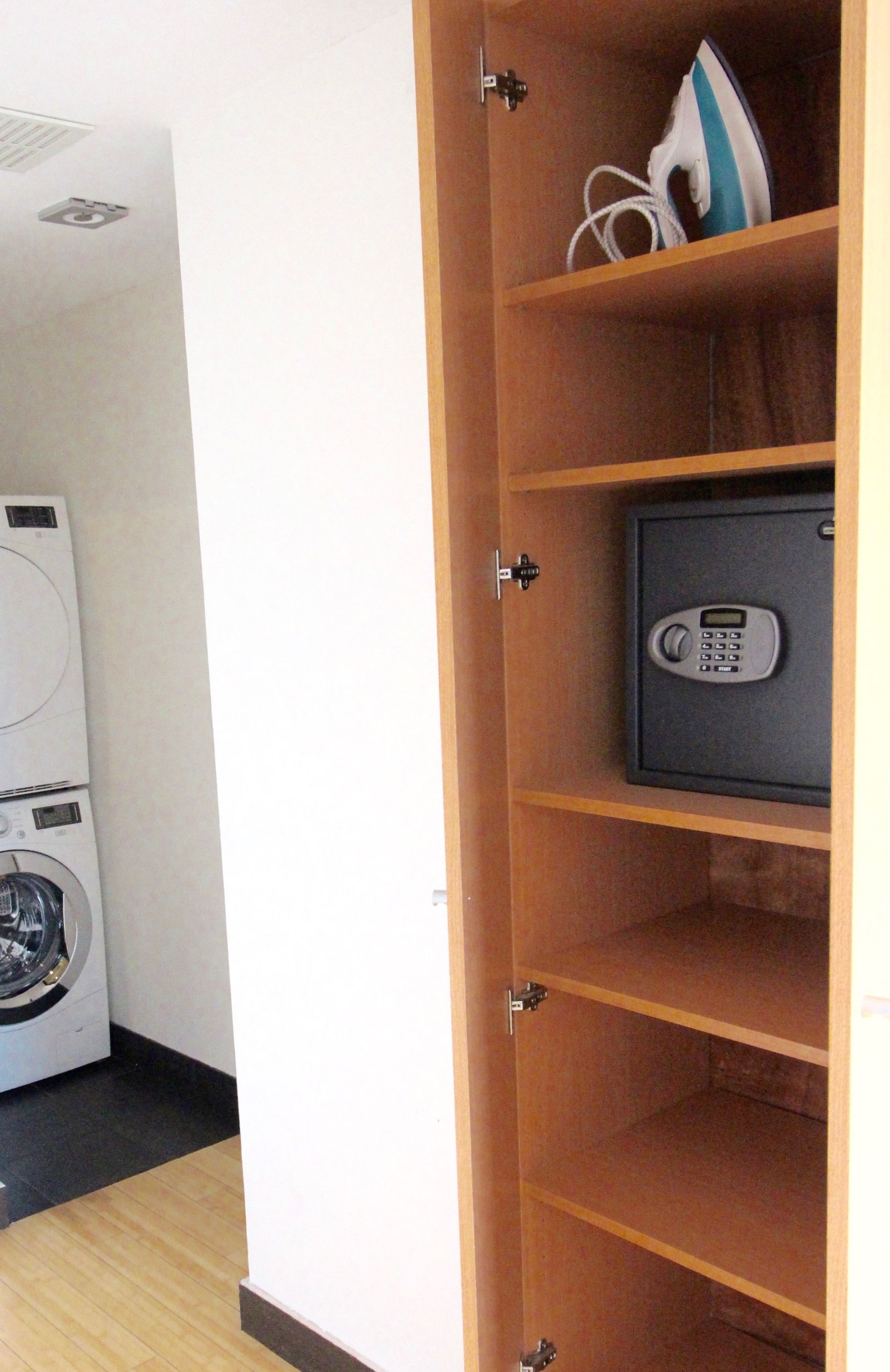 Penderie avec étagères, coffre-fort et fer à repasser